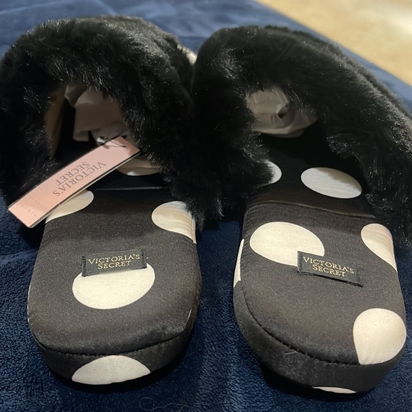 NWT Victoria’s Secret, size Medium (7-8) black and white Polk dot slippers! - Picture 2 of 6